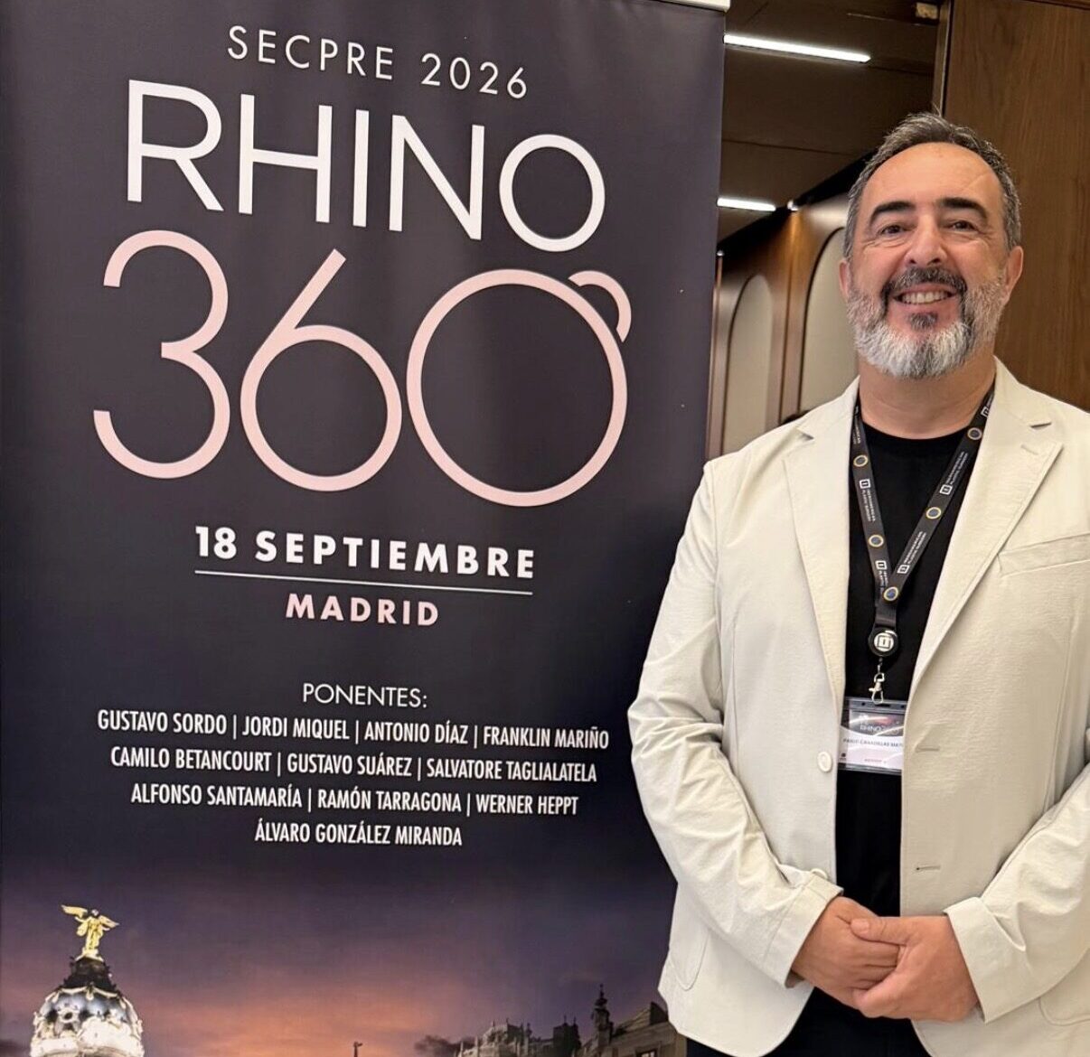 El Dr. Pablo Cañadillas posa junto al photocall del congreso SECPRE Rhino 360 en el Auditorio El Beatriz de Madrid