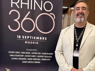 El Dr. Pablo Cañadillas posa junto al photocall del congreso SECPRE Rhino 360 en el Auditorio El Beatriz de Madrid
